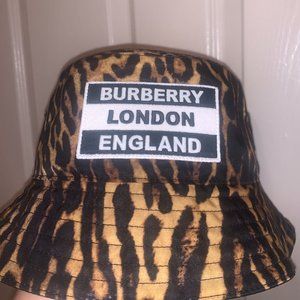 Burberry reverse Appliqué leopard print bucket hat